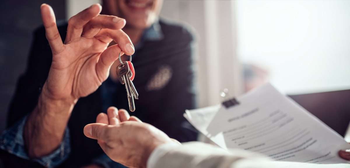 Real estate agent passing keys to his client Pasos a seguir en una compraventa